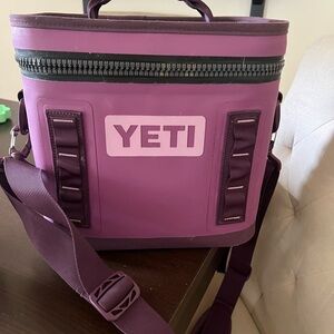 YETI Hopper Flip 8 Purple Cooler with Strap